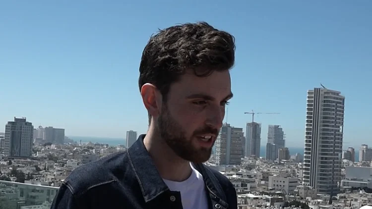 הזמר שמוביל בהימורים לזכייה באירוויזיון: "בהתחלה היו סקפטים" | חדשות 13