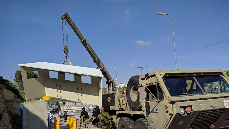 בצל הביקורת: הוסרה המיגונית שהוצבה בתחנת האוטובוס בגבעת אסף | חדשות 13