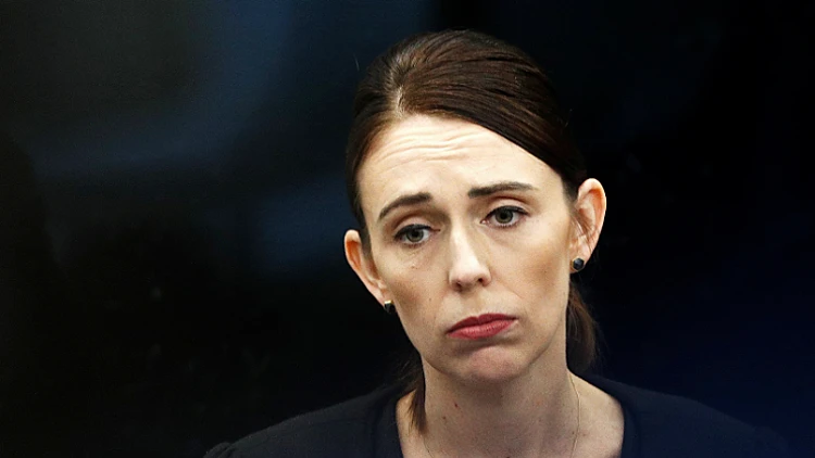 ר"מ ניו זילנד: בעקבות הטבח – נאסור על החזקת רובי סער | חדשות 13