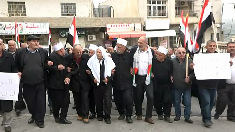 במחאה על הצהרת טראמפ: מאות הפגינו בשני צידי הגבול בגולן | חדשות 13