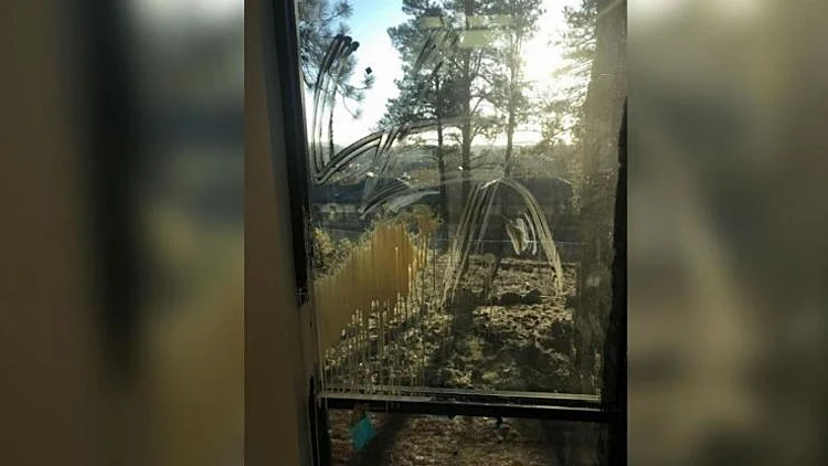 צלבי הקרס שרוססו בבית כנסת באריזונה