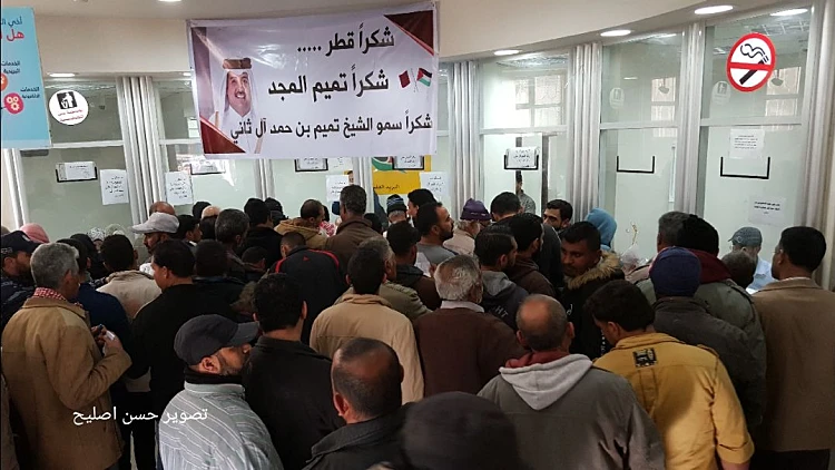 ממתינים בתור לקבל המענק הקטארי