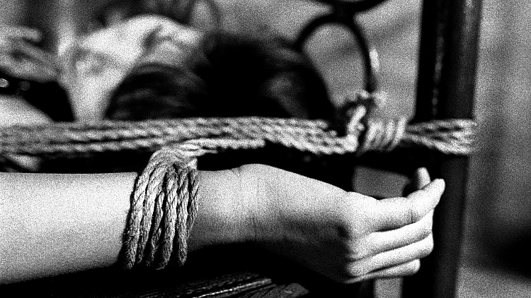 אישה כפותה, אילוסטרציה 