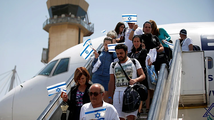 תיירים יורדים ממטוס בנתב"ג