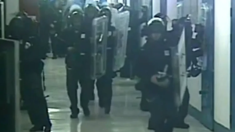  פשיטת שב&quot;ס על תאי אסירי חמאס עקב אירוע הדקירה בקציעות