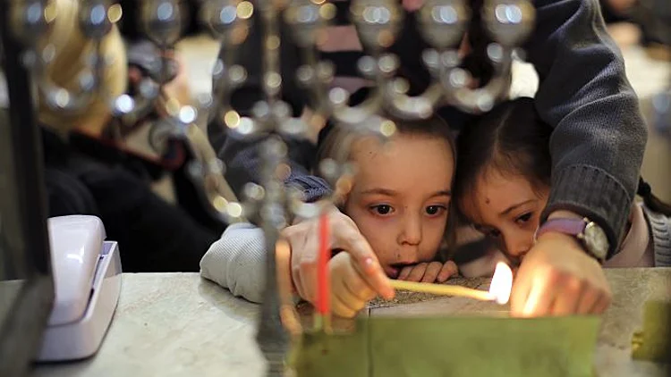  ילדים מדליקים חנוכיה