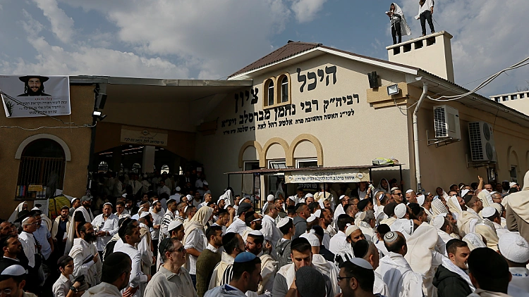 מתפללים באומן שבאוקראינה מול קברו של רבי נחמן מברסלב