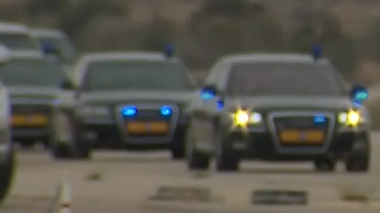 שיירת רכבים עם פנס כחול מהבהב