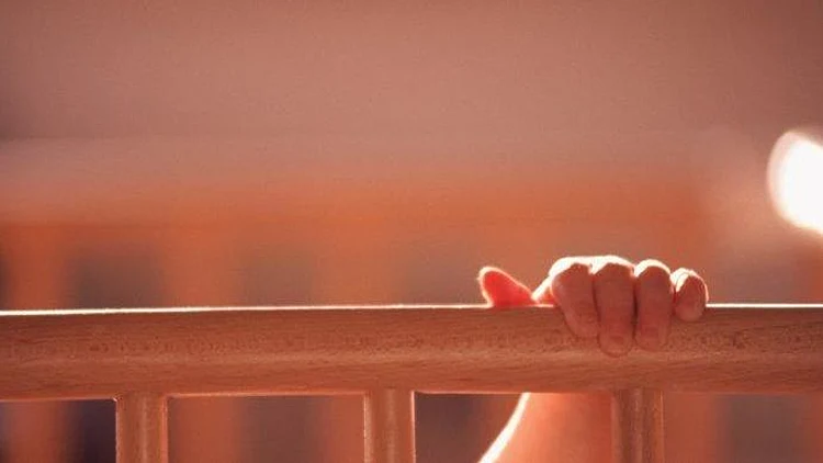 דחפה, הפילה והטיחה: גננת מואשמת בהתעללות בפעוטות בב"ש | חדשות 13