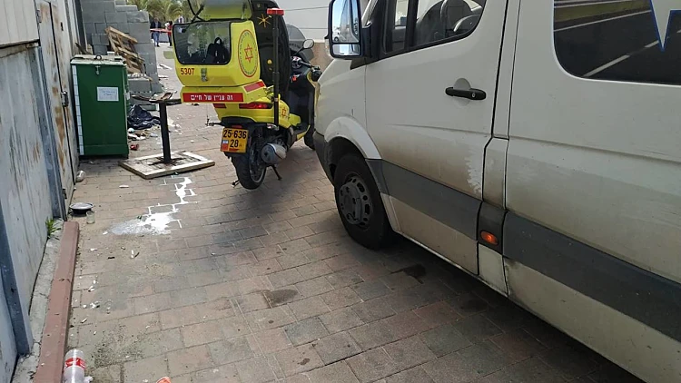 זירת תאונת הדרכים בראשון לציון, שבה נהרגה הולכת רגל בת 45