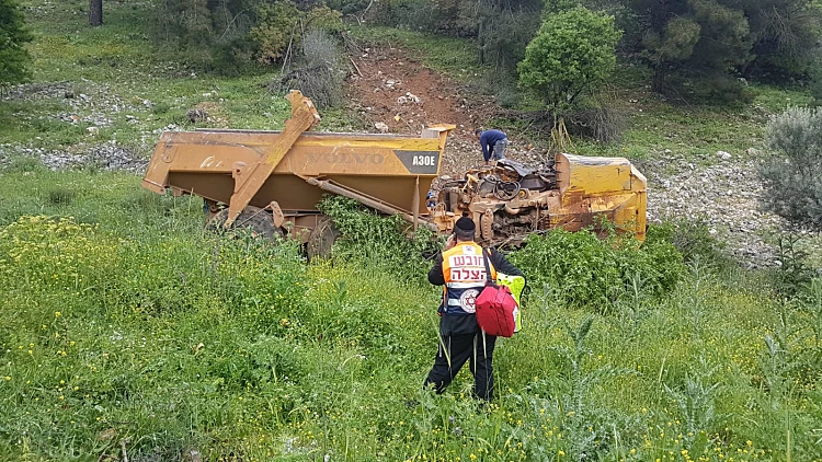 נהג משאית נהרג בהידרדרות רכבו לתהום בצפת
