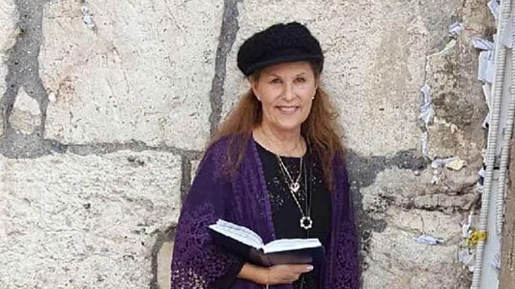 לורי בת ה-60 נרצחה במתקפת הירי: "הגנה על הרב בגופה"