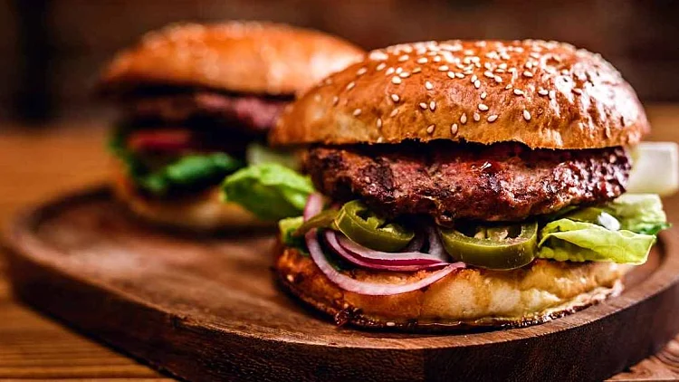 הביס האמיץ: נמצא ההמבורגר הטבעוני המושלם למנגל יום העצמאות | רשת 13