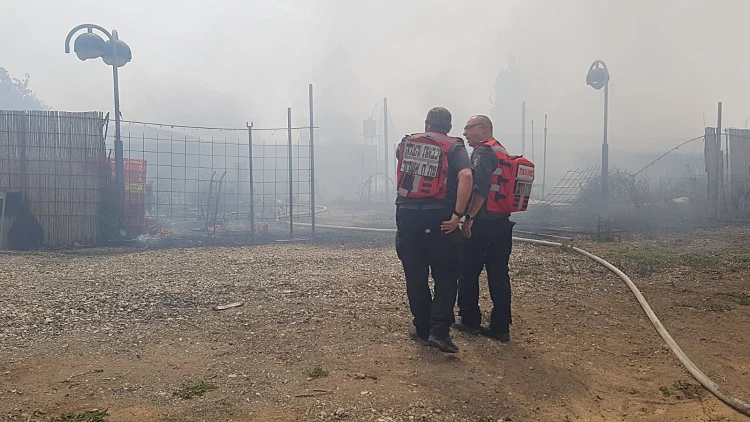 שריפות משתוללות בכמה מוקדים: קצין כיבוי נפצע, תושבים פונו
