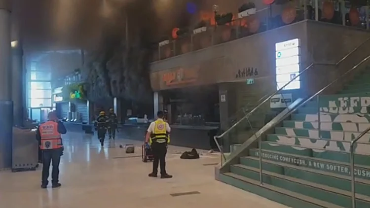 שריפה פרצה בקניון איילון ברמת גן; המבקרים פונו • תיעוד