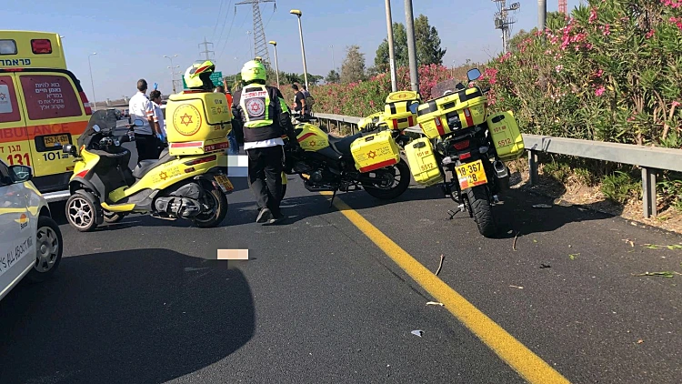 רוכב אופנוע נהרג מפגיעת רכב בכביש 20