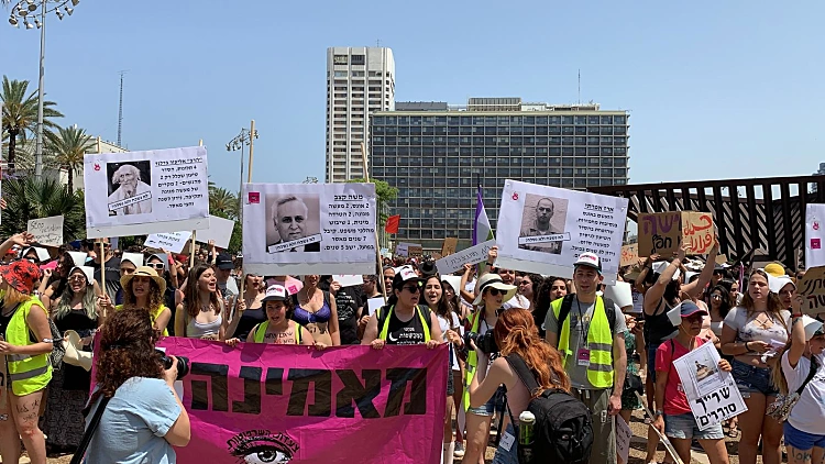 "אישה - לא רכוש": אלפים השתתפו בצעדת השרמוטות בתל אביב