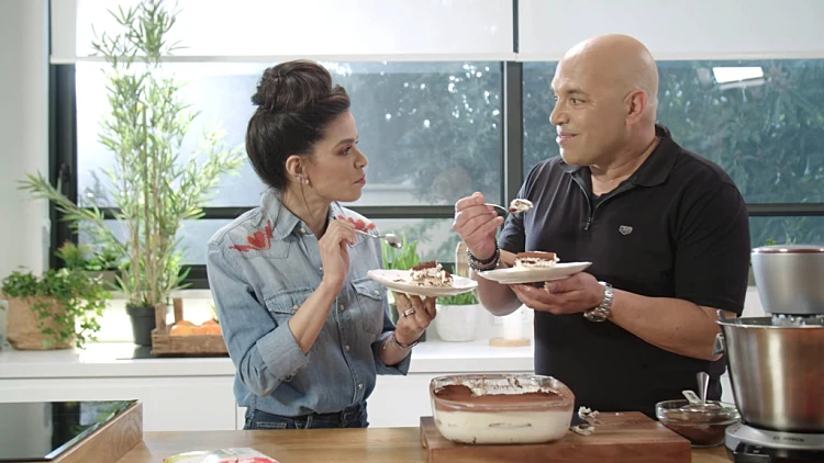 אין כמו בבית, עונה 1, פרק 11: מיקי שמו מלמד את מיכל הקטנה להכין טירמיסו