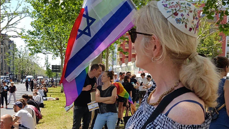 לאחר הקריאה לא לחבוש כיפה: מאות הפגינו נגד אנטישמיות בברלין