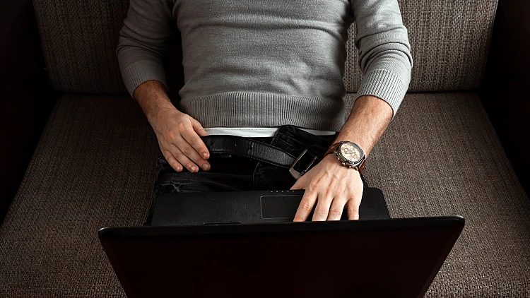 גבר גולש ברשתות החברתיות - אילוסטרציה