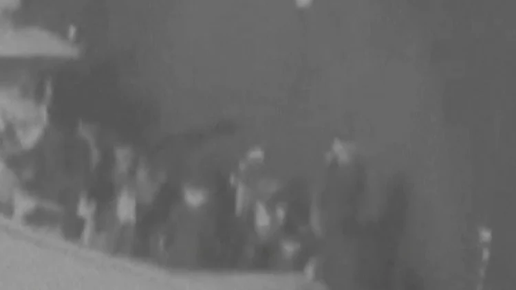 ארה"ב: כוחות איראן הסירו מוקש מהמכלית במפרץ עומאן • תיעוד