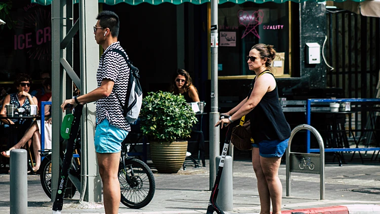 אושר בקריאה טרומית: רוכבי קורקינטים ואופניים חשמליים יחויבו להתקין לוחית זיהוי