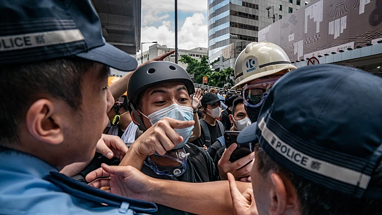 המחאה בהונג קונג נמשכת: אלפים חסמו את מטה המשטרה
