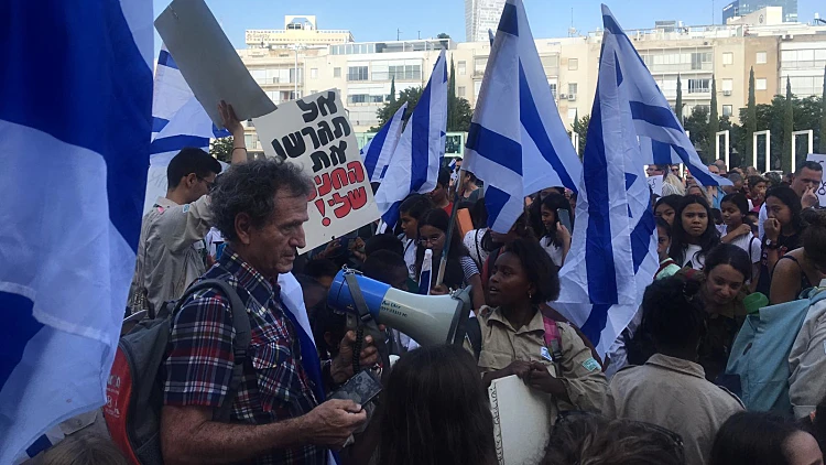 "לא פושעים": מאות תלמידים הפגינו נגד גירוש הילדים הפיליפינים