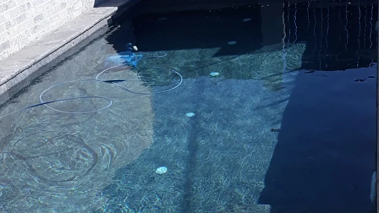 טרגדיה ברעננה: פעוט כבן שנתיים טבע למוות בבריכה בבית פרטי | חדשות 13