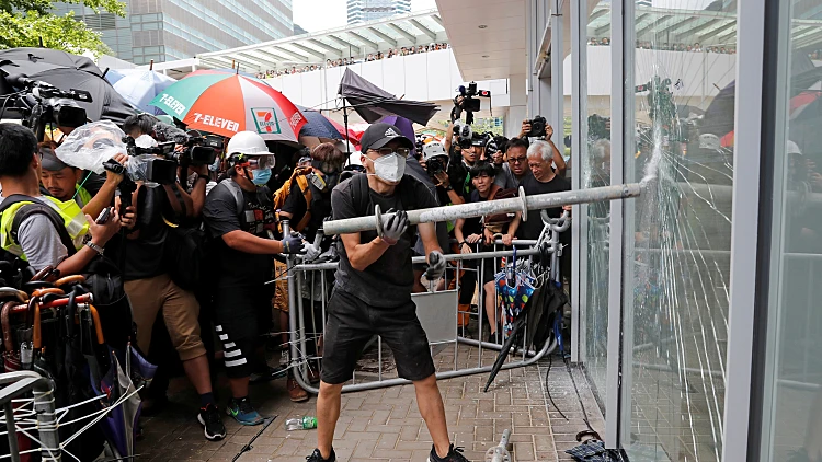 המחאה בהונג קונג: מפגינים אוחזי מטריות הסתערו על בניין ממשלה