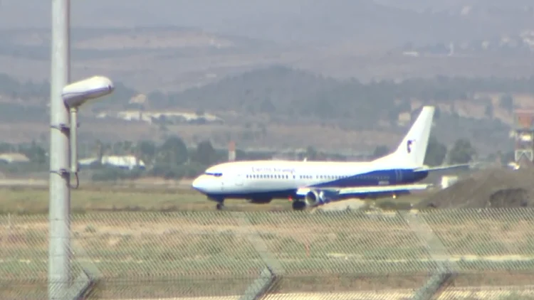 לאחר שעות של מתח: מטוס עם קרע בגלגל נחת בנתב"ג בשלום