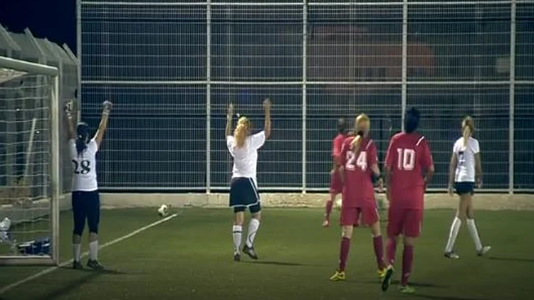 מדוע גם בישראל שחקניות כדורגל מופלות לעומת עמיתיהן הגברים?