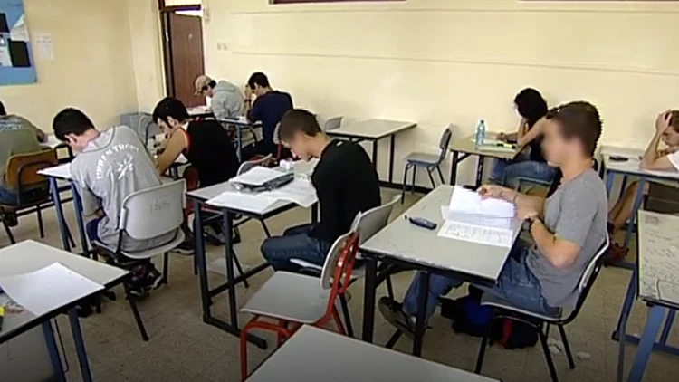 תלמידים במהלך מבחן - ארכיון