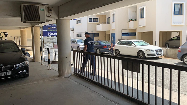 אמצעי מניעה על הרצפה: תיעוד חדר החשודים באונס בקפריסין