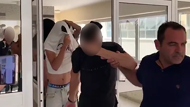 עדות הצעירה הבריטית: "הם היו שיכורים – והכאיבו לי בכל הגוף"