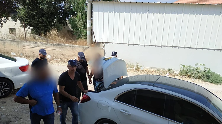 חשד לפגע וברח: נסע בפראות - והפיל אופנוען על הקרקע • תיעוד