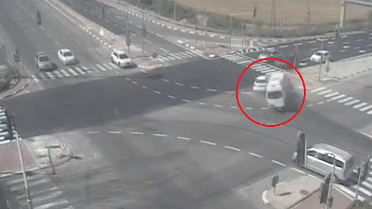 מיניבוס של שב"ס התהפך בצומת התשבי - תשעה נפצעו