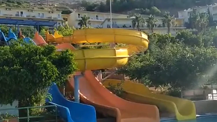 אסון בחופשה ביוון: "הילדה גלשה במגלשה וטבעה עם כניסתה למים"