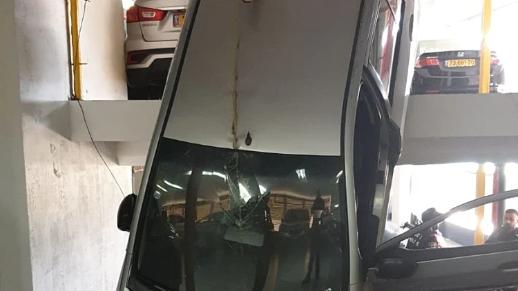 הרכב שנפל בחניון בתל אביב