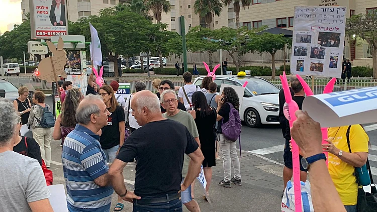 לאחר העימותים אמש: מאות הפגינו סמוך לבית היועמ"ש