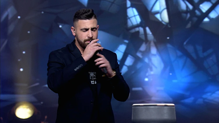 אסף מרגש את המנטורים עם ביצוע ל"מכל האהבות"