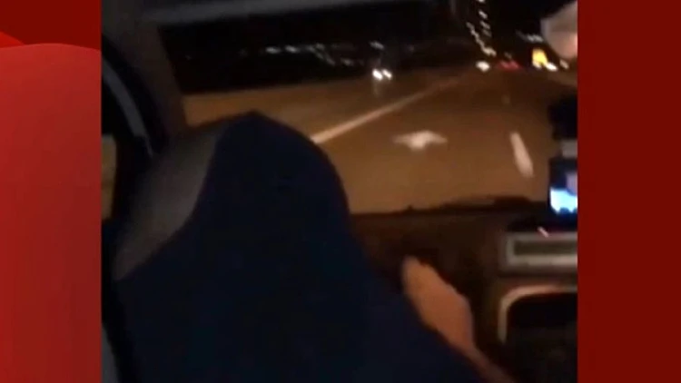תיעוד: נהג שמסיע ילדים משתולל על הכביש