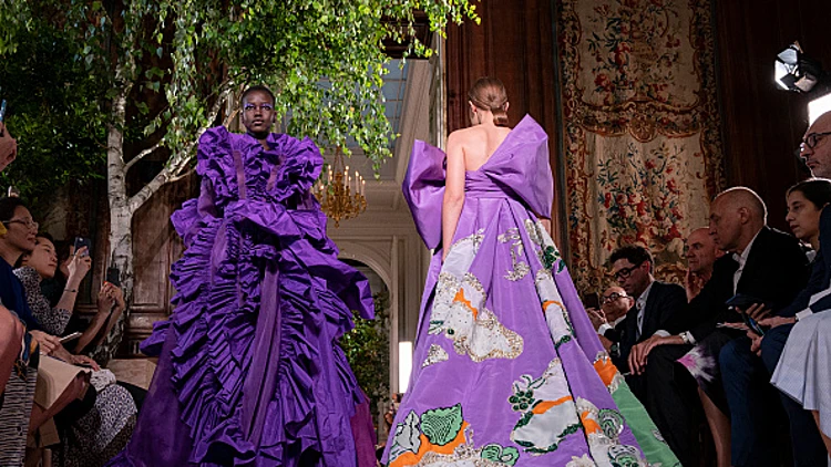 דוגמנית שחורה נדהמה: כתבה עליה פורסמה עם תמונת דוגמנית אחרת | חדשות 13