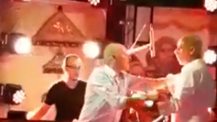 ישי לוי מתפרץ על מעריץ