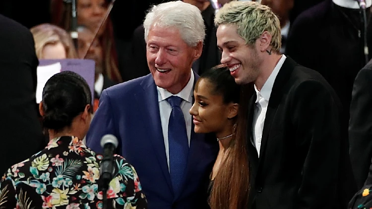 ביל קלינטון ואריאנה גראנדה בטקס הלווייתה של ארית'ה פרנקלין