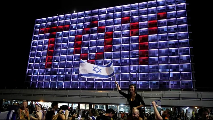 הכיתוב TOY על בניין עיריית תל אביב לאחר הזכייה באירוויזיון (רויטרס )