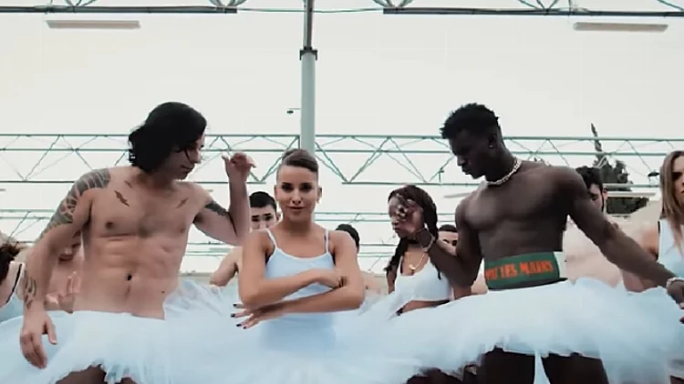 אחרי "מאמו": סטפן חובר לסקאזי (ולרקדנית בלט!) בשיר חדש