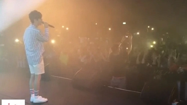 הופעה של להקת מונט הקוריאנית