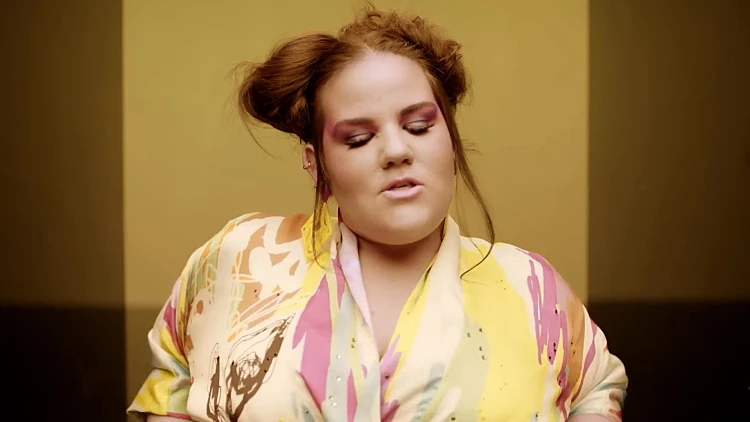 נטע ברזילי בקליפ לשיר TOY (צילום מסך - כאן )