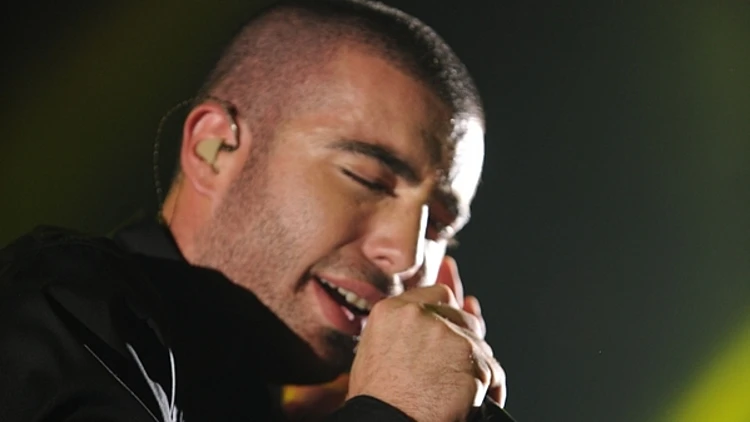 עומר אדם בהופעה בהאנגר 11